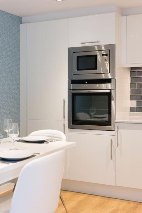 Stunning 2 Bed Apartment, Fabulous Sea View & 2 Minutes To Beach With Parking Bournemouth Eksteriør billede