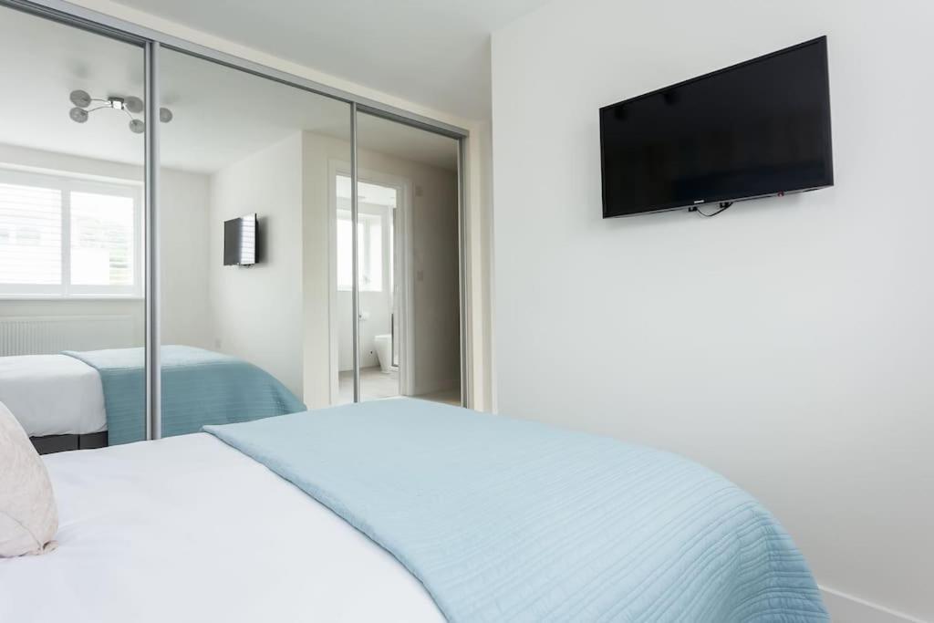 Stunning 2 Bed Apartment, Fabulous Sea View & 2 Minutes To Beach With Parking Bournemouth Eksteriør billede