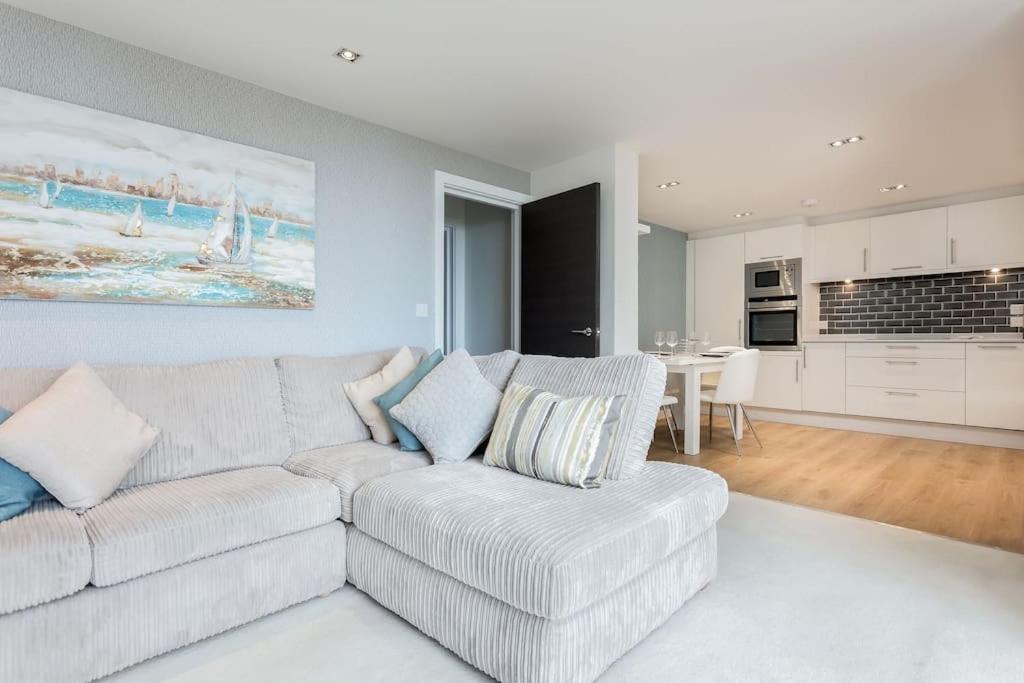 Stunning 2 Bed Apartment, Fabulous Sea View & 2 Minutes To Beach With Parking Bournemouth Eksteriør billede