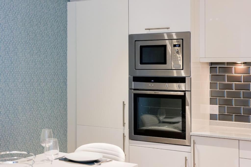 Stunning 2 Bed Apartment, Fabulous Sea View & 2 Minutes To Beach With Parking Bournemouth Eksteriør billede