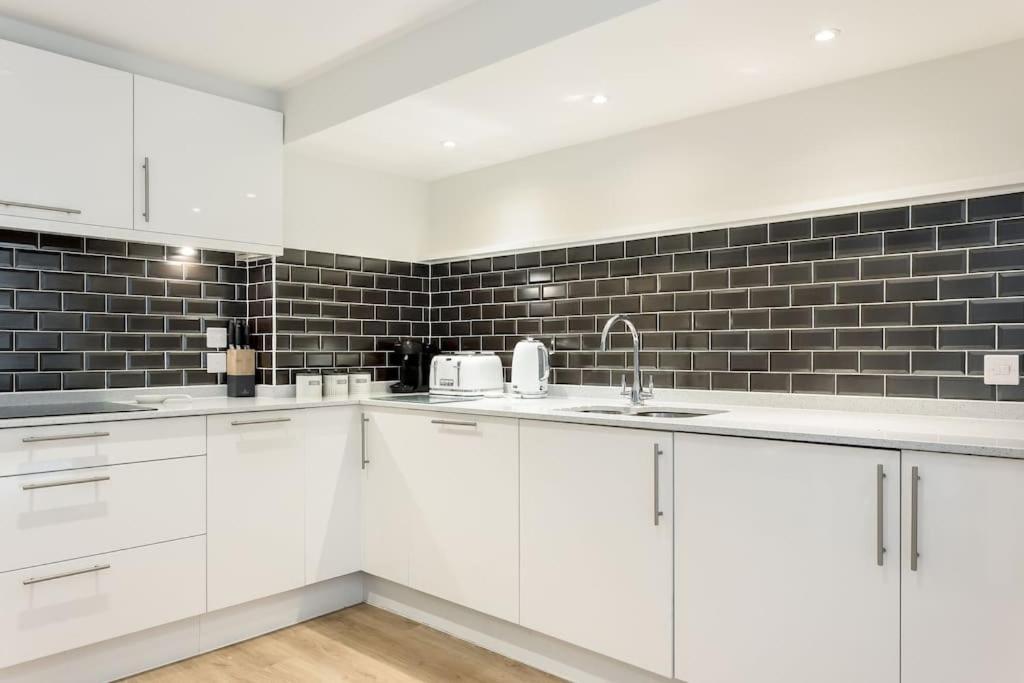 Stunning 2 Bed Apartment, Fabulous Sea View & 2 Minutes To Beach With Parking Bournemouth Eksteriør billede