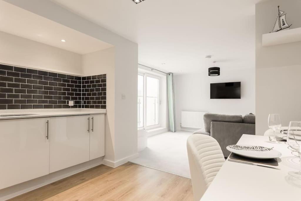 Stunning 2 Bed Apartment, Fabulous Sea View & 2 Minutes To Beach With Parking Bournemouth Eksteriør billede