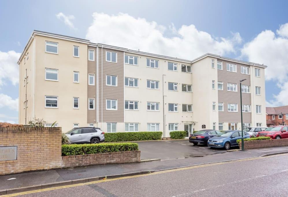Stunning 2 Bed Apartment, Fabulous Sea View & 2 Minutes To Beach With Parking Bournemouth Eksteriør billede