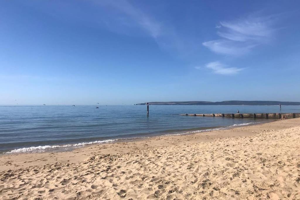 Stunning 2 Bed Apartment, Fabulous Sea View & 2 Minutes To Beach With Parking Bournemouth Eksteriør billede