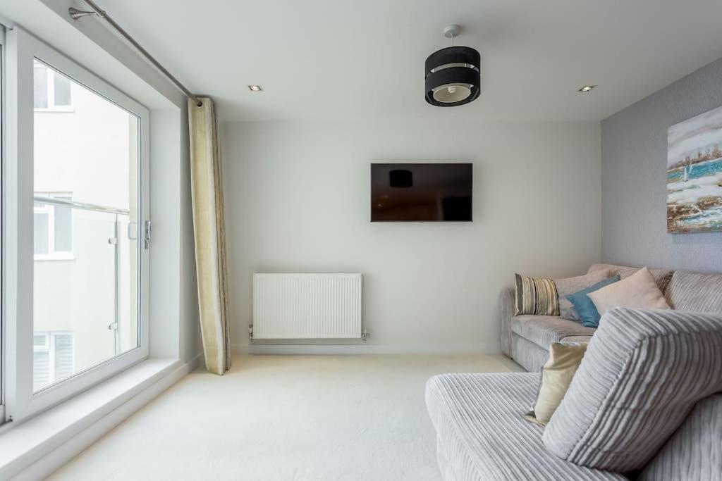 Stunning 2 Bed Apartment, Fabulous Sea View & 2 Minutes To Beach With Parking Bournemouth Eksteriør billede