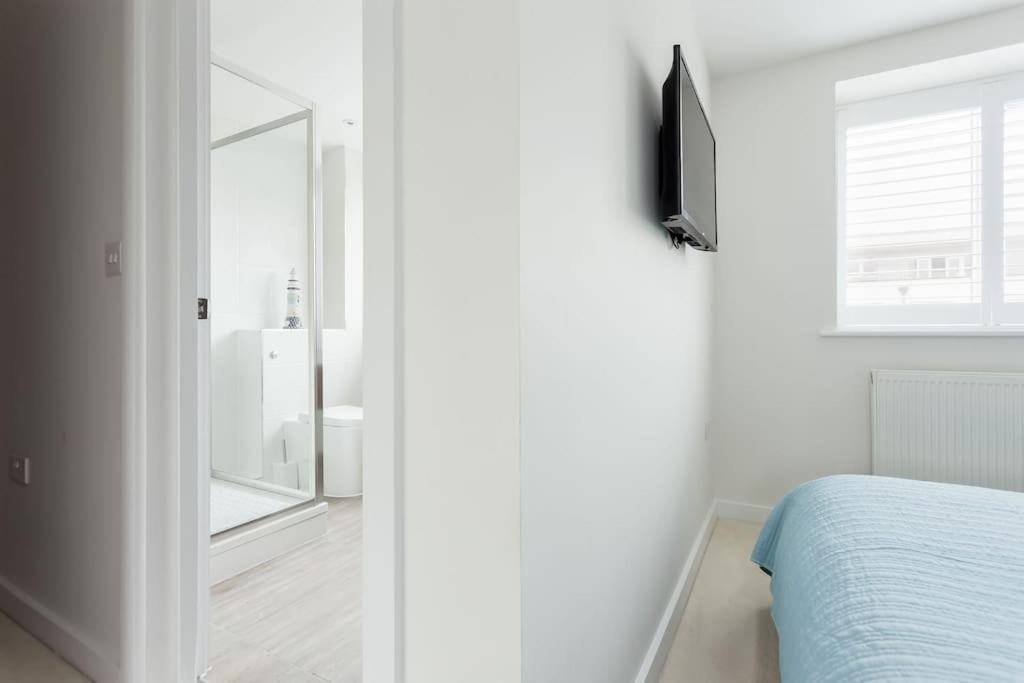 Stunning 2 Bed Apartment, Fabulous Sea View & 2 Minutes To Beach With Parking Bournemouth Eksteriør billede