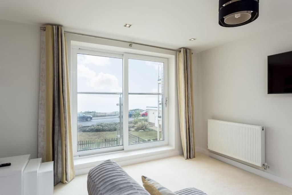 Stunning 2 Bed Apartment, Fabulous Sea View & 2 Minutes To Beach With Parking Bournemouth Eksteriør billede