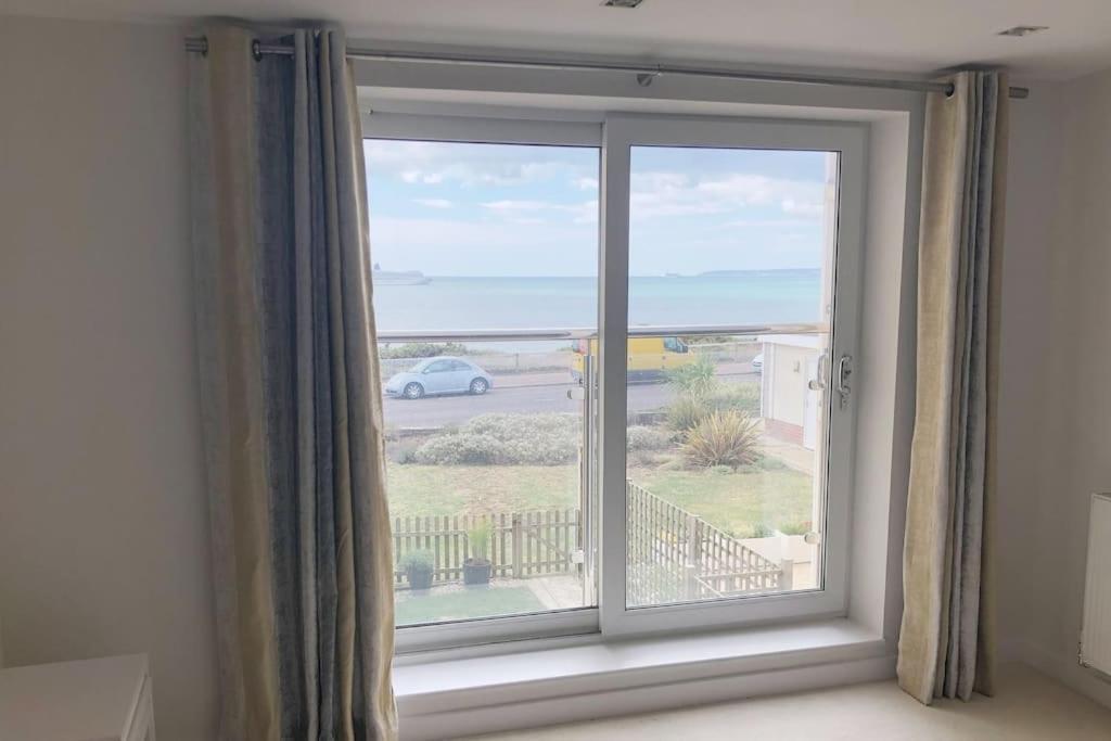 Stunning 2 Bed Apartment, Fabulous Sea View & 2 Minutes To Beach With Parking Bournemouth Eksteriør billede